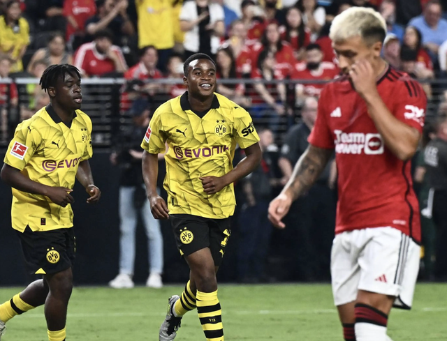 CLB M.U thua ngược Borussia Dortmund dù HLV Erik ten Hag đổi đội hình - Ảnh 3.