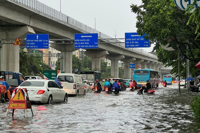 Vì sao nhiều tuyến phố Hà Nội biến thành sông sau cơn mưa chiều 31.7? - Ảnh 1.