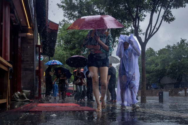 Miền bắc Trung Quốc báo động đỏ về mưa bão, hơn 31.000 người sơ tán - Ảnh 1.