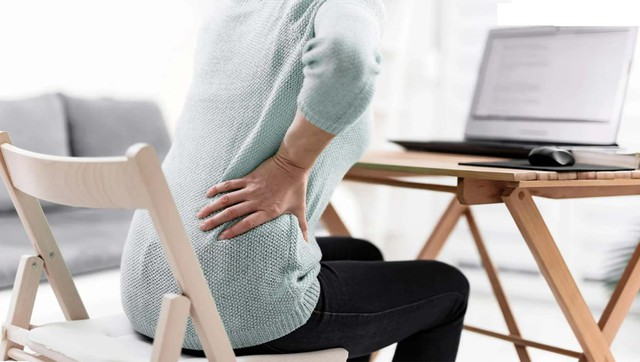 Làm thế nào để tránh đau lưng, gù lưng khi ngồi làm việc? - Ảnh 1.