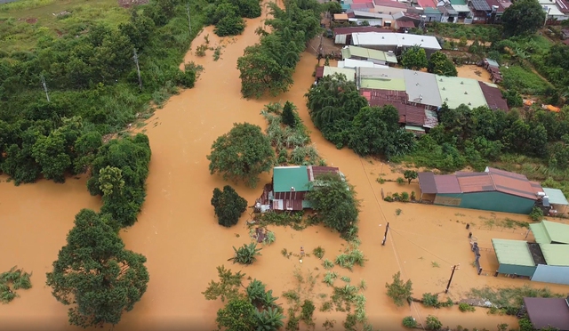 Đắk Nông: Hàng chục căn nhà, hàng chục héc ta cà phê ngập lụt ở TP.Gia Nghĩa  - Ảnh 1.