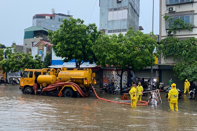 Vì sao nhiều tuyến phố Hà Nội biến thành sông sau cơn mưa chiều 31.7? - Ảnh 2.