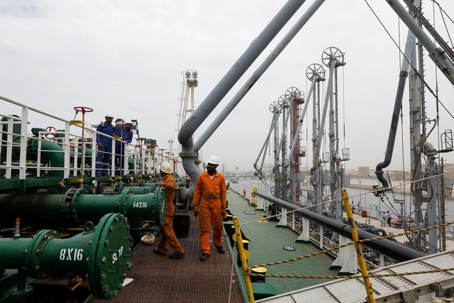 Nga, Ả Rập Xê Út cắt giảm thêm sản lượng để tăng giá dầu - Ảnh 1.