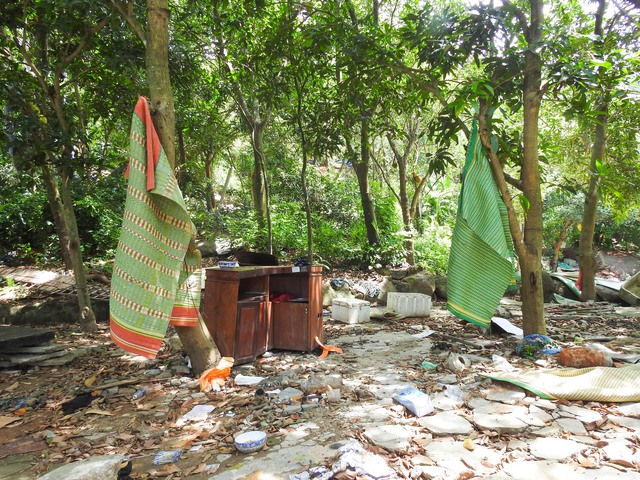 Bán đảo Sơn Trà nhếch nhác sau khi cưỡng chế quán nhậu trái phép - Ảnh 1. Bán đảo Sơn Trà nhếch nhác sau khi cưỡng chế quán nhậu trái phép - Ảnh 1.