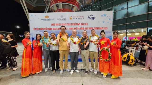 Đón chuyến bay đầu tiên đưa du khách từ Trung Quốc trở lại TP.Đà Nẵng - Ảnh 2.
