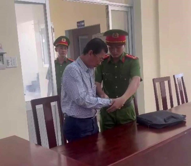 Bình Thuận: Bắt giam một bác sĩ làm giả tài liệu của cơ quan tổ chức - Ảnh 1.