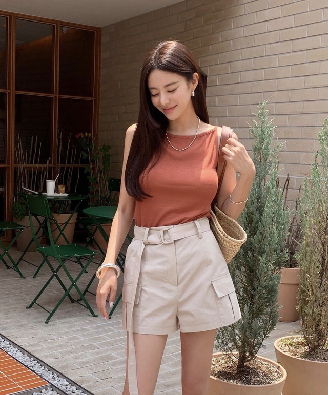 Quần shorts vải là item có khả năng trẻ hoá style  - Ảnh 6.