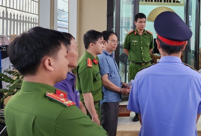  Khởi tố, bắt tạm giam Giám đốc Chi nhánh VPĐKĐĐ H. Bảo Lâm - Ảnh 1.