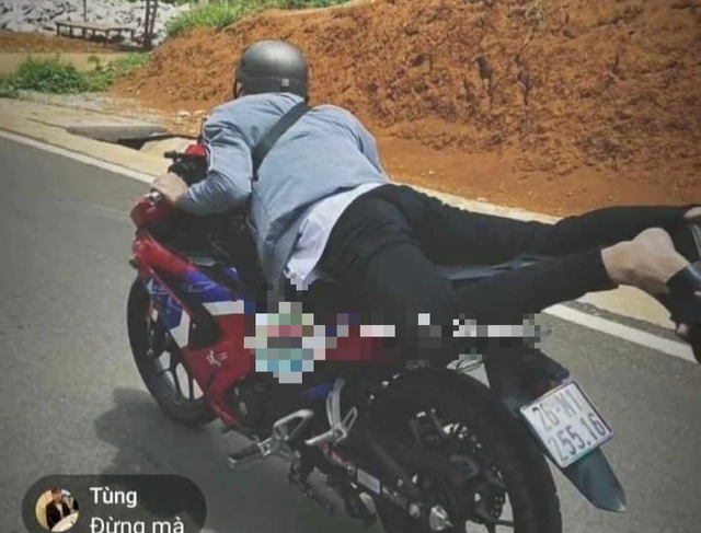 Xử lý nam thanh niên nằm trên yên xe máy để 'diễn xiếc' rồi đăng lên Facebook - Ảnh 1.