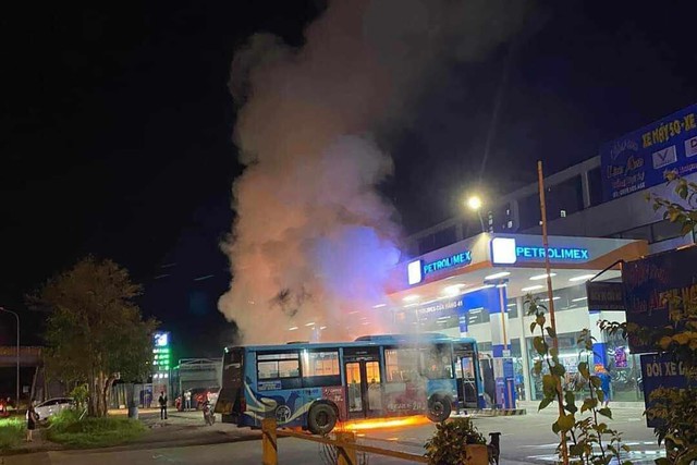 Xe buýt bốc cháy dữ dội bên trong trạm xăng ở Hà Nội - Ảnh 1.