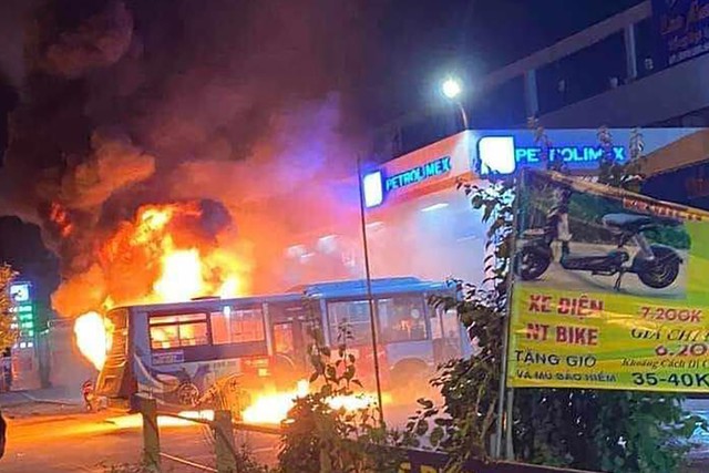 Xe buýt bốc cháy dữ dội bên trong trạm xăng ở Hà Nội - Ảnh 3.