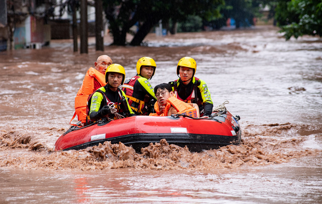 15 người chết do mưa to ở Trùng Khánh - Ảnh 1.