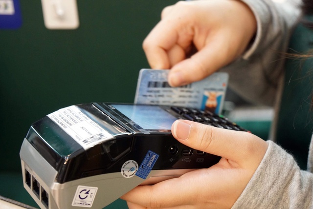 Lừa khách hàng rút tiền từ thẻ tín dụng để chiếm đoạt hàng trăm triệu đồng - Ảnh 1.