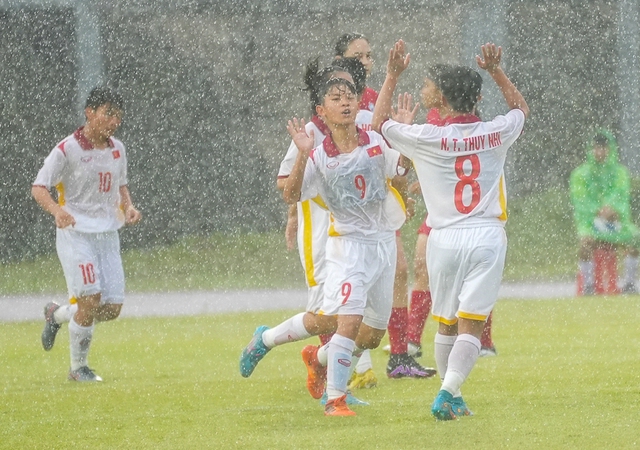 Đội nữ U.19 Việt Nam thắng 5-0, HLV Nhật Bản vẫn chưa hài lòng - Ảnh 1.