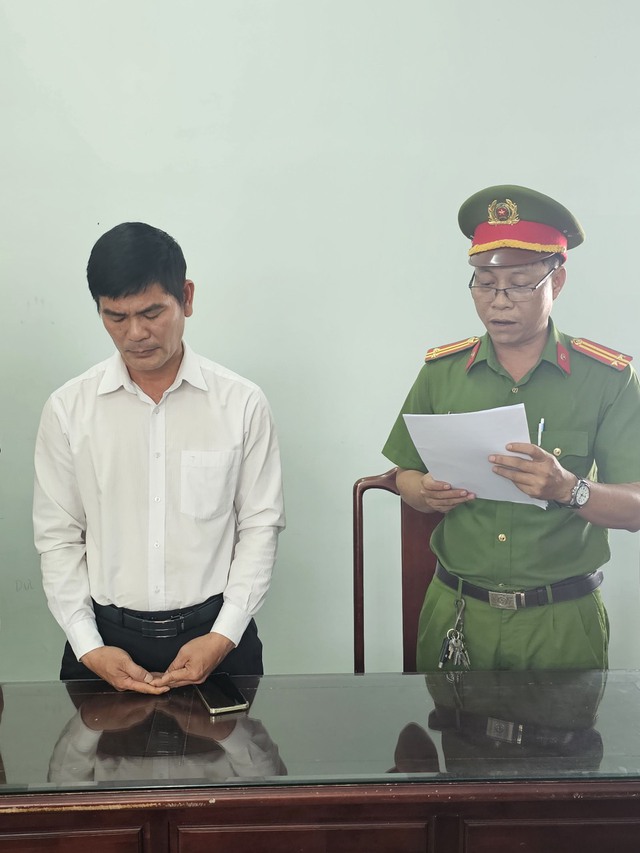 Bắt PGĐ chi nhánh ngân hàng làm giả con dấu, tài liệu cơ quan tổ chức - Ảnh 1. Bắt PGĐ chi nhánh ngân hàng làm giả con dấu, tài liệu cơ quan tổ chức - Ảnh 1.