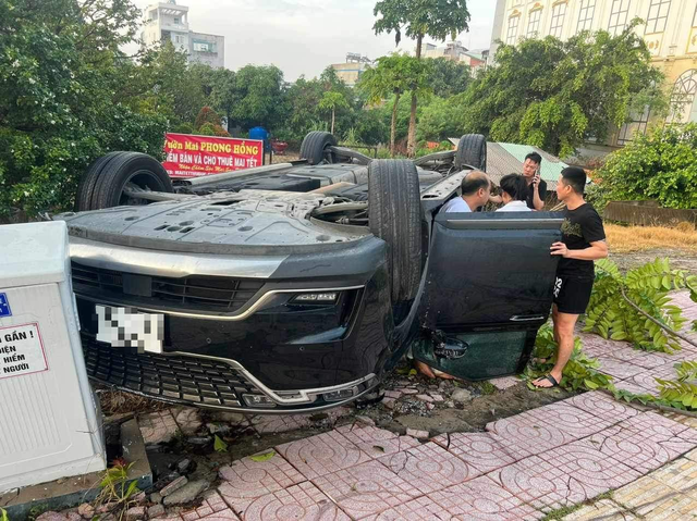 Xe ô tô lật ngửa trên vỉa hè đại lộ Phạm Văn Đồng, TP.Thủ Đức - Ảnh 1.