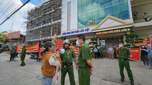 Thực hư chuyện khách hàng LPBank chi nhánh Bảo Lộc bị “ôm nợ” tiền tỉ - Ảnh 2.