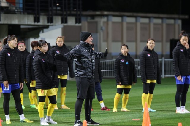 Đội tuyển nữ Việt Nam tập buổi đầu ở New Zealand, làm quen với thời tiết lạnh - Ảnh 1.