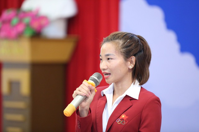 Nguyễn Thị Oanh cùng đội điền kinh Việt Nam nhận tiền thưởng sau SEA Games 32 - Ảnh 2.