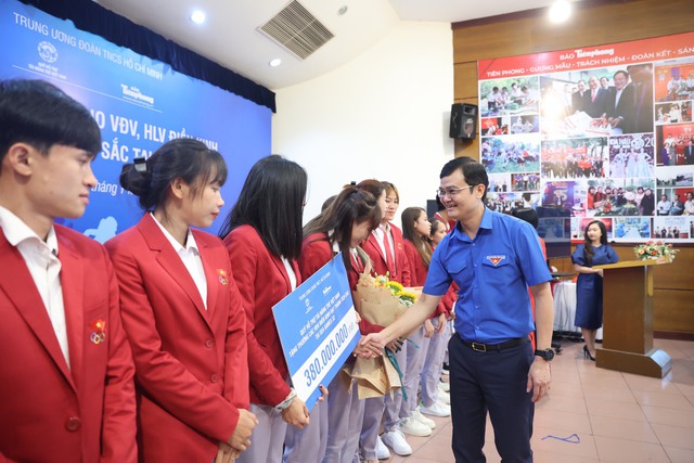 Nguyễn Thị Oanh cùng đội điền kinh Việt Nam nhận tiền thưởng sau SEA Games 32 - Ảnh 3.