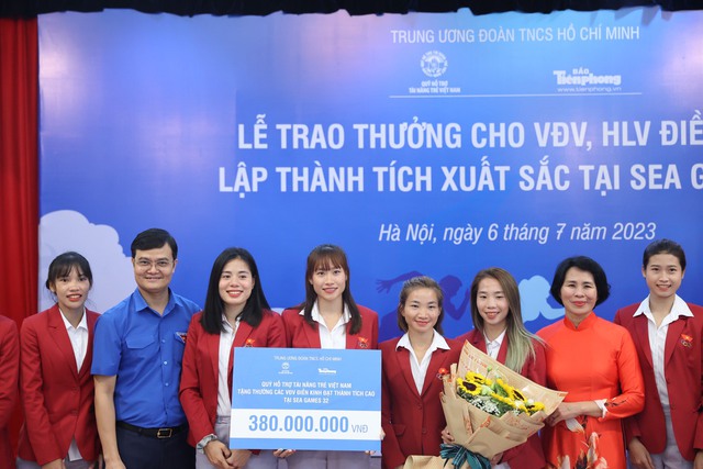 Nguyễn Thị Oanh cùng đội điền kinh Việt Nam nhận tiền thưởng sau SEA Games 32 - Ảnh 4.