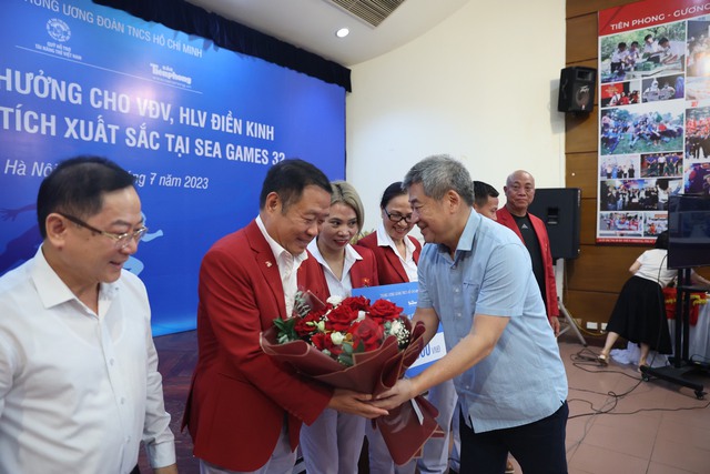 Nguyễn Thị Oanh cùng đội điền kinh Việt Nam nhận tiền thưởng sau SEA Games 32 - Ảnh 7.