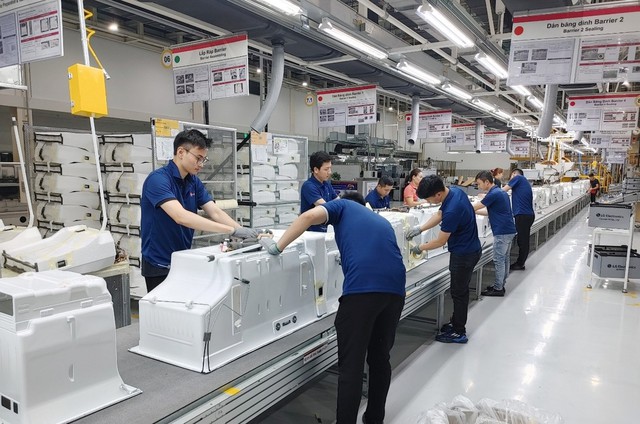 Quy mô sản xuất của LG tại Việt Nam năm 2022 ước tính là khoảng 12 tỉ USD, tương đương khoảng 3% GDP của Việt Nam. Hiện LG có khoảng 24.000 nhân viên hiện làm việc tại đây