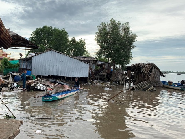 Cà Mau: 4 căn nhà dân bị nhấn chìm xuống sông Cửa Lớn vì sạt lở đất   - Ảnh 1.