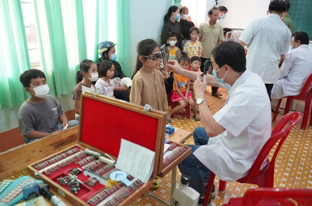Công an cửa khẩu Tân Sơn Nhất tặng quà, khám bệnh cho người nghèo ở Đắk Nông - Ảnh 1.