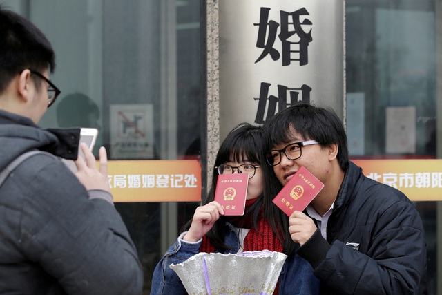 Giới trẻ Trung Quốc chạy theo trào lưu đăng báo chuyện cưới hỏi - Ảnh 1.