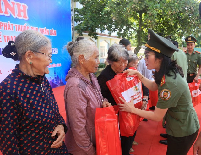 Công an cửa khẩu Tân Sơn Nhất tặng quà, khám bệnh cho người nghèo ở Đắk Nông - Ảnh 2.