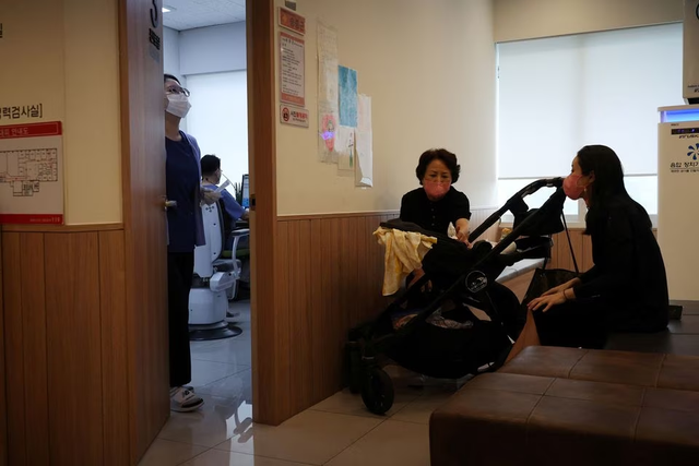 Tỷ lệ sinh quá thấp, bác sĩ nhi khoa Hàn Quốc đồng loạt bỏ nghề - Ảnh 2.