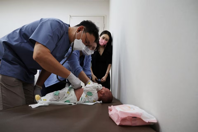 Tỷ lệ sinh quá thấp, bác sĩ nhi khoa Hàn Quốc đồng loạt bỏ nghề - Ảnh 1.