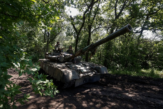 Chiến sự ngày 498: Nga dồn lực đối phó Ukraine, mất 2.000 xe tăng? - Ảnh 2.