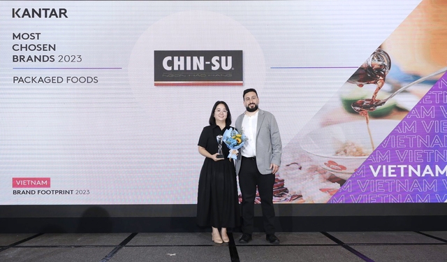 Đại diện của nhãn hàng Chin-su (bên trái) nhận chứng nhận từ đại diện Kantar World Panel