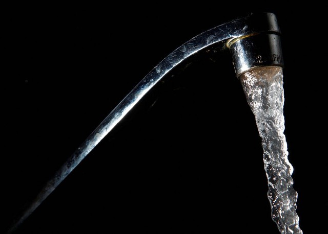 Gần 50% nước máy ở Mỹ có thể chứa 'hóa chất vĩnh viễn' độc hại - Ảnh 1.