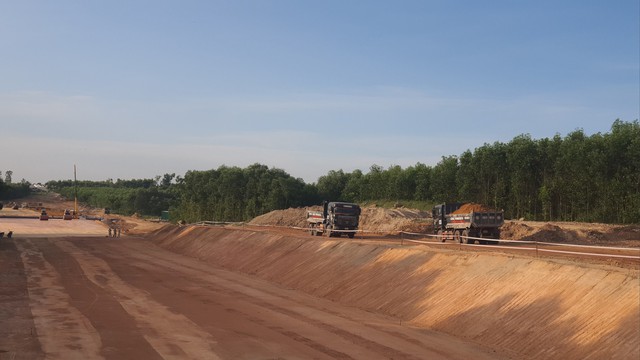 Đường cao tốc Bắc–Nam đi qua Quảng Ngãi: Chậm đưa các mỏ đất phục vụ thi công - Ảnh 1.