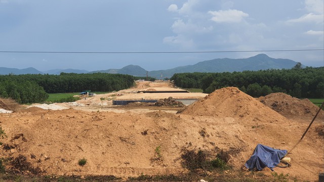 Đường cao tốc Bắc–Nam đi qua Quảng Ngãi: Chậm đưa các mỏ đất phục vụ thi công - Ảnh 2.