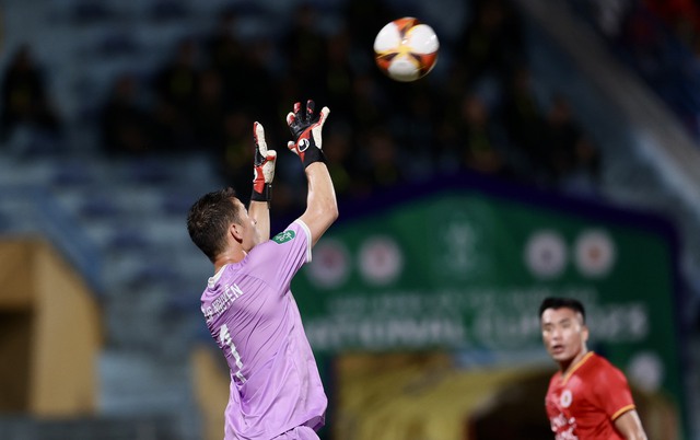 Filip Nguyễn thất bại, thủ môn dự bị thành người hùng đưa Nam Định vào tứ kết Cúp quốc gia - Ảnh 9.