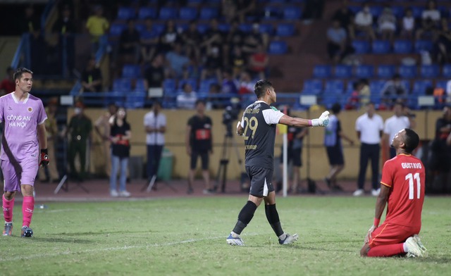 Filip Nguyễn thất bại, thủ môn dự bị thành người hùng đưa Nam Định vào tứ kết Cúp quốc gia - Ảnh 15.