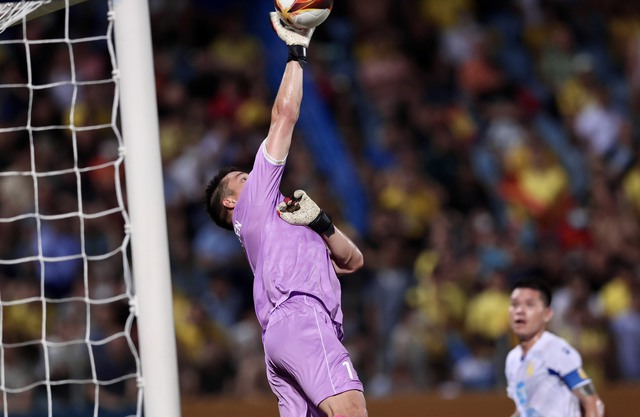 Filip Nguyễn thất bại, thủ môn dự bị thành người hùng đưa Nam Định vào tứ kết Cúp quốc gia - Ảnh 6.