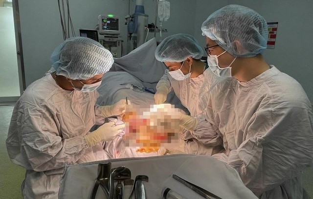 Đắk Lắk: Phẫu thuật nối b&agrave;n ch&acirc;n cho một bệnh nh&acirc;n bị đứt gần l&igrave;a cổ ch&acirc;n.  - Ảnh 1.