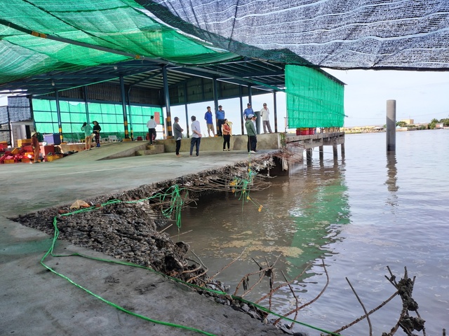Một nhà xưởng bị sạt lở xuống sông, gây thiệt hại hơn 5 tỉ đồng - Ảnh 1.