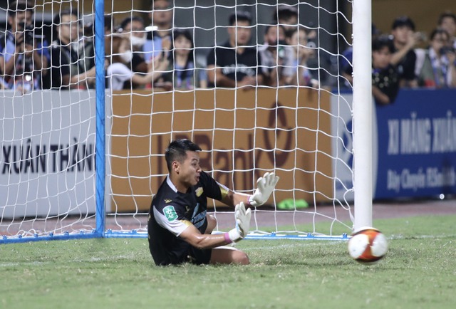 Filip Nguyễn thất bại, thủ môn dự bị thành người hùng đưa Nam Định vào tứ kết Cúp quốc gia - Ảnh 12.