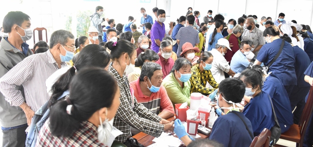 Hàng ngàn người dân ở Sóc Trăng được khám, chữa bệnh miễn phí - Ảnh 2.