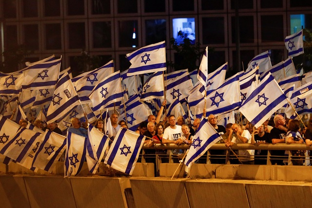Phản đối đại tu tư pháp: Người biểu tình Israel đến trước nhà bộ trưởng quốc phòng - Ảnh 1.