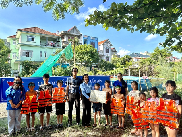 Quảng Ninh: 'Thầy giáo' áo xanh giúp em phòng tránh đuối nước  - Ảnh 4.