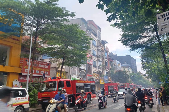Cháy nhà ở Hà Nội lúc rạng ráng, 3 người bị mắc kẹt bên trong - Ảnh 2.
