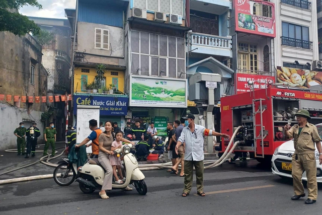 Cháy nhà ở Hà Nội lúc rạng ráng, 3 người bị mắc kẹt bên trong - Ảnh 3.