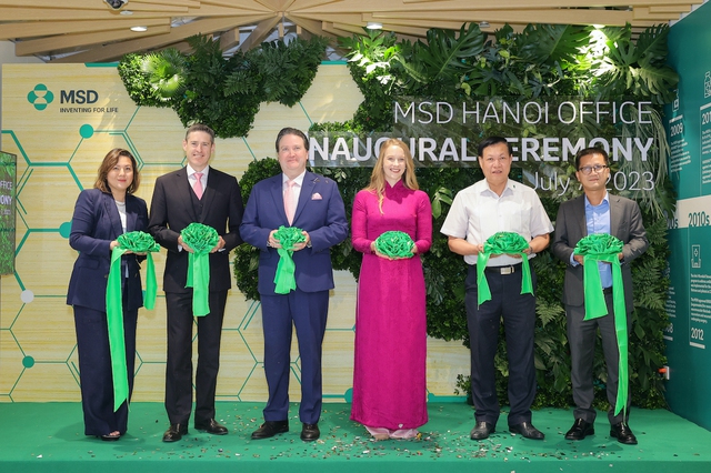 Thứ trưởng Bộ Y tế cắt băng khai trương văn phòng mới của MSD tại Hà Nội - Ảnh 1.